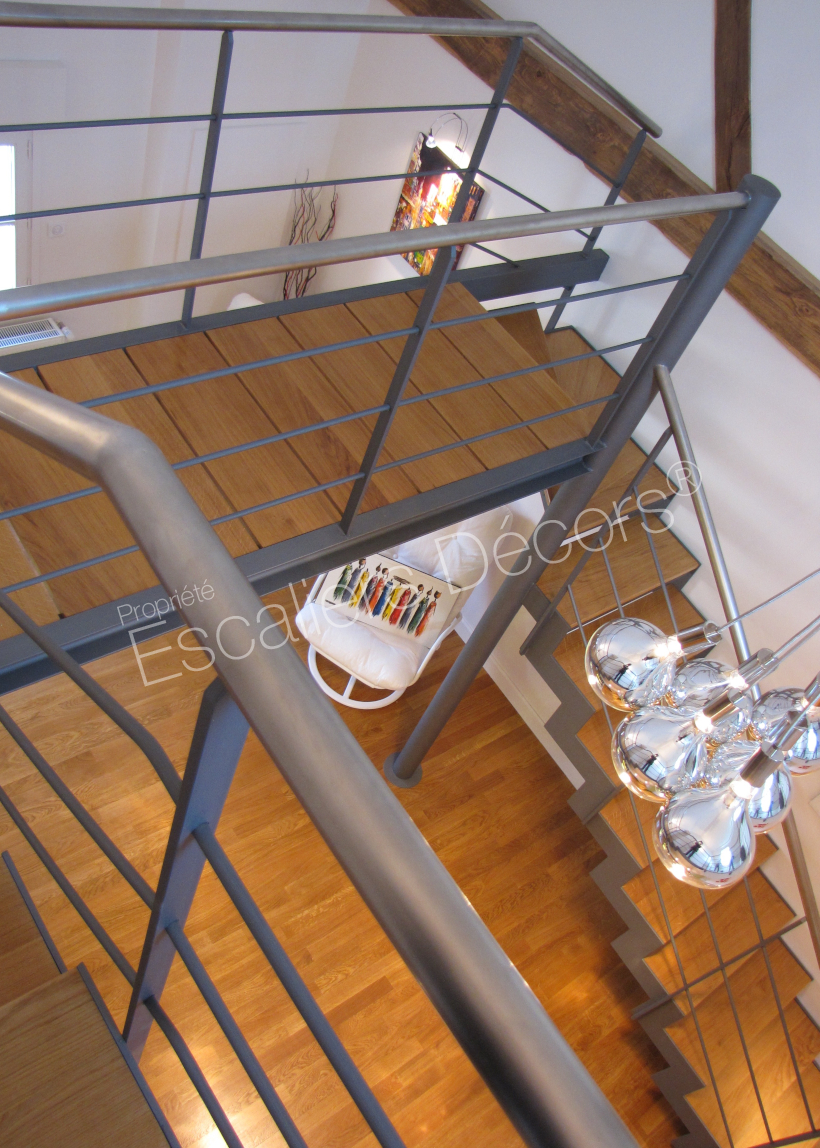 Photo DT83 - ESCA'DROIT® 1/4 tournant Haut. Escalier d'intérieur design en métal et bois pour une décoration contemporaine type loft. Vue 3